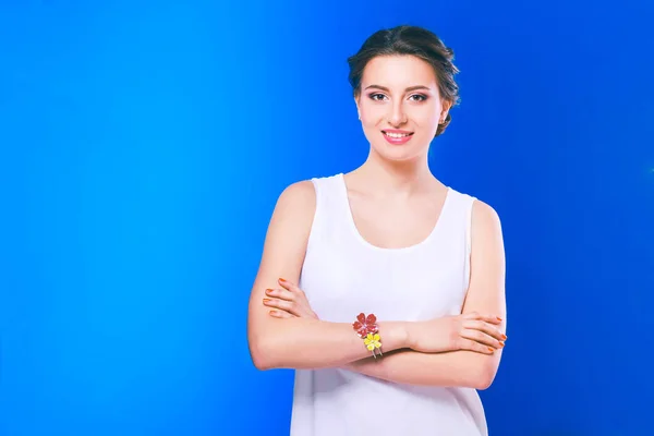 Beautiful casual young woman standing isolated against white background — Stock Photo, Image