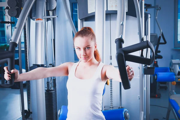 Güzel kız eğitmenler üzerinde egzersiz jimnastik salonu. Güzel kız