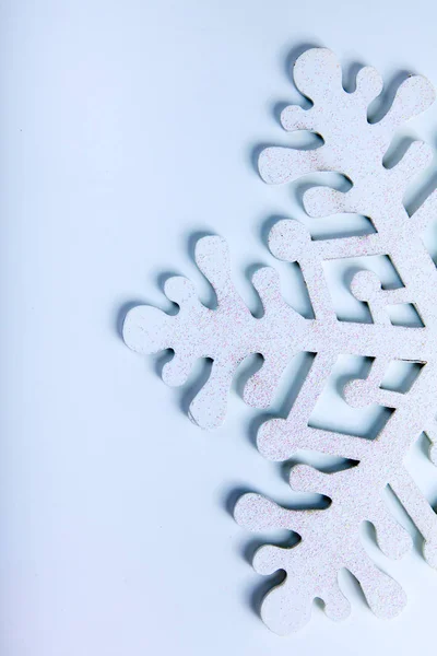 Weihnachten Hintergrund mit Schneeflocken auf weiß — Stockfoto