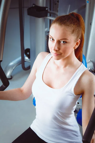 Hermosa chica en el gimnasio haciendo ejercicio en los entrenadores. Hermosa chica — Foto de Stock