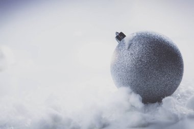 Beyaz arka plan üzerinde izole şerit ile Noel top