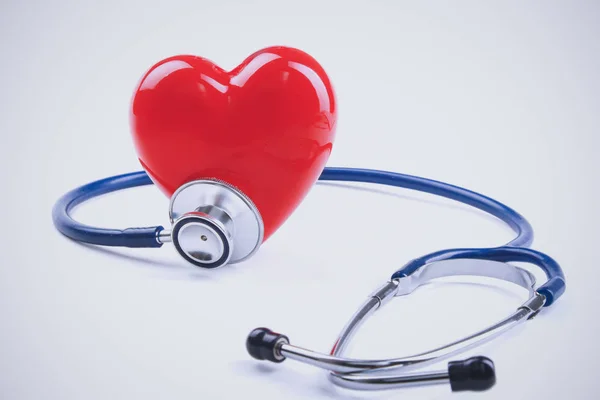 Rood hart en een stethoscoop op Bureau — Stockfoto