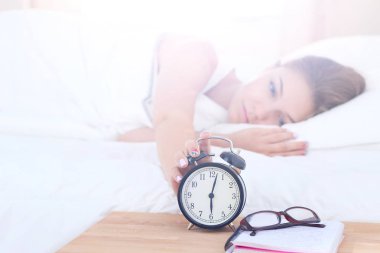 Genç bir kadın sabah alarmını erteliyor..