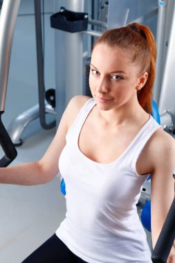 Güzel kız eğitmenler üzerinde egzersiz jimnastik salonu. Güzel kız