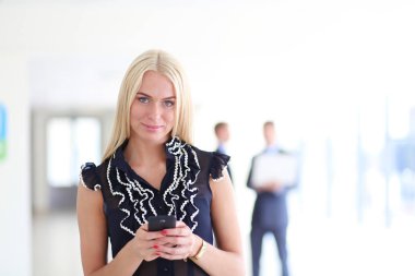 Ofiste cep telefonu kullanan güzel bir iş kadını. .