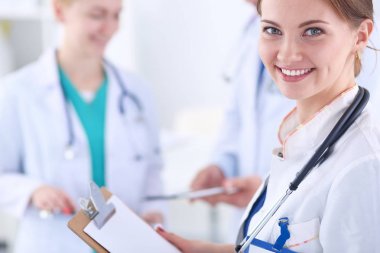 Kadın doktor hastanede steteskopla dikiliyor. Kadın doktor