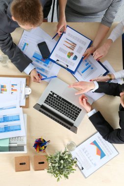 Oturma ve iş toplantısında tartışırken iş adamları. İş adamları .