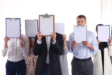 Takım klasörleri yakınındaki beyaz arka plan üzerinde izole yüz tutan iş adamları. İş adamları.