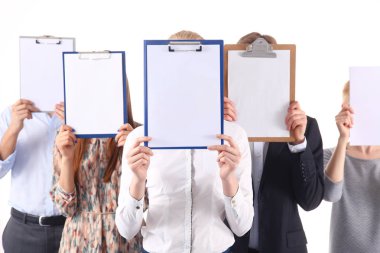 Takım klasörleri yakınındaki beyaz arka plan üzerinde izole yüz tutan iş adamları. İş adamları.