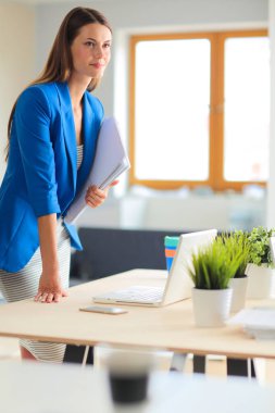 Masada dizüstü bilgisayarı olan kadın..
