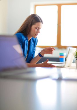 Masada dizüstü bilgisayarı olan kadın..