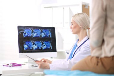 Doktor ve hasta masada otururken bir şey tartışıyorlar. Tıp ve sağlık hizmetleri kavramı. Doktor ve hasta.