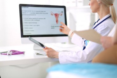 Doktor ve hasta masada otururken bir şey tartışıyorlar. Tıp ve sağlık hizmetleri kavramı. Doktor ve hasta.