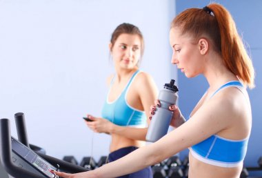 Bir grup insan üzerinde eğitmenler egzersiz jimnastik salonu. insanlar vasıl jimnastik salonu