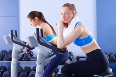 Bir grup insan üzerinde eğitmenler egzersiz jimnastik salonu. insanlar vasıl jimnastik salonu