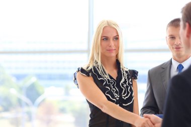 İş kadını ofiste tokalaşıyor