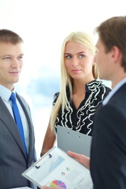 İş adamları toplantıdan sonra el sıkışıyor .