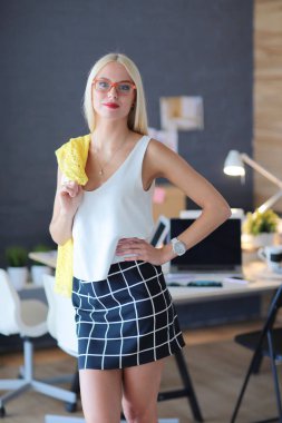 Moda tasarımcıları studio çalışma