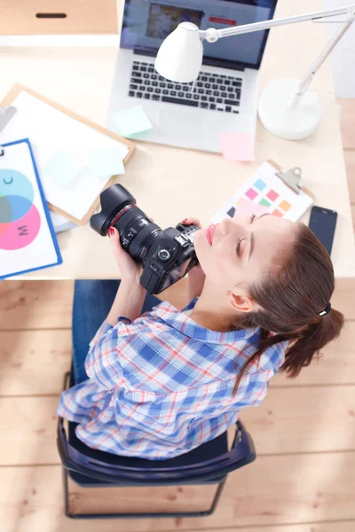 Female photographer sitting on the desk with laptop . Female photographer — Stock Photo, Image