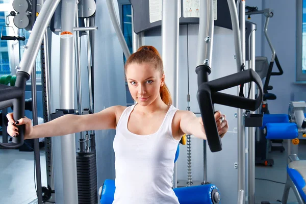 Güzel kız eğitmenler üzerinde egzersiz jimnastik salonu. Güzel kız