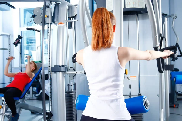 Güzel kız eğitmenler üzerinde egzersiz jimnastik salonu. Güzel kız