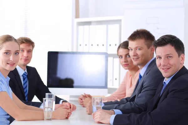 Gli uomini d'affari si stringono la mano dopo la riunione in ufficio . — Foto Stock