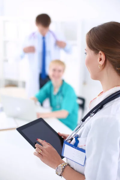 Doctora de pie con estetoscopio en el hospital. Mujer doctora —  Fotos de Stock