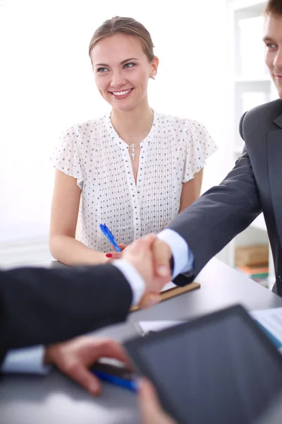 Gente de negocios dándose la mano, terminando una reunión. Gente de negocios — Foto de Stock