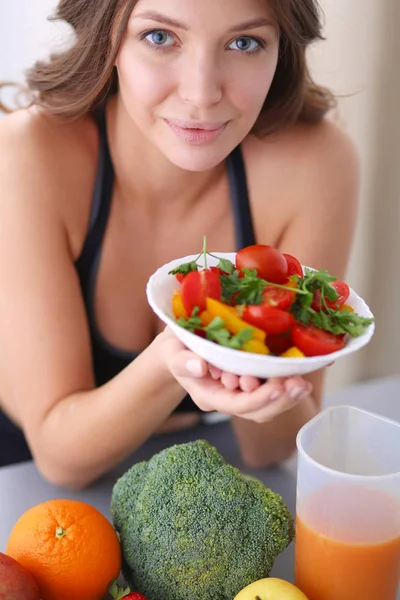 Retrato de una joven sonriente con ensalada de verduras vegetarianas. — Foto de Stock