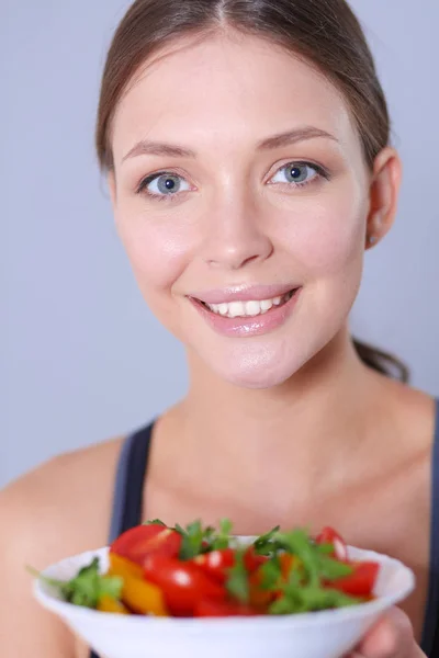 Portrait of smiling young woman with vegetarian vegetable salad. — Stock Photo, Image