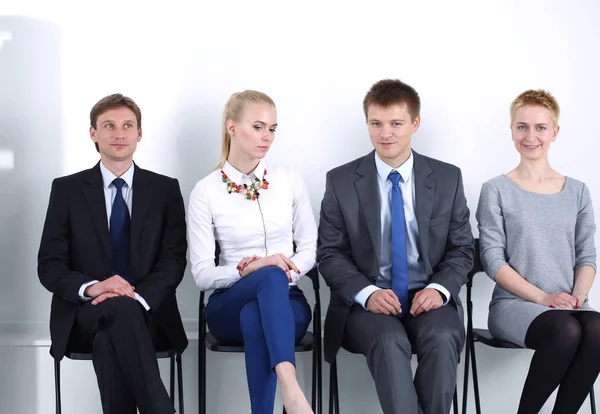 Groep zakenmensen zit op stoel in functie. Groep van zakenmensen — Stockfoto