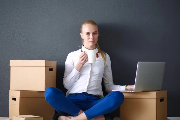 ノート パソコン ボックス近くの床に座っている女性。実業家 — ストック写真