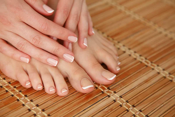 Güzel kadın ayakları yere bakımı. Güzel kadın bacakları