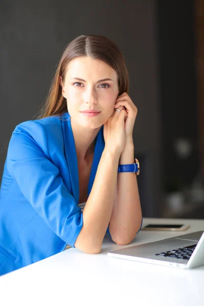 Mujer con documentos sentada en el escritorio — Foto de Stock