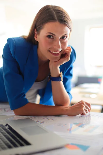 Mujer sentada en el escritorio con portátil. — Foto de Stock