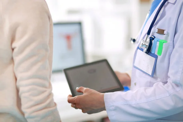 Doctor y paciente discutiendo algo mientras están sentados en la mesa. Concepto de medicina y salud. Médico y paciente —  Fotos de Stock