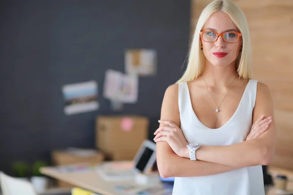 Diseñadores de moda trabajando en estudio — Foto de Stock