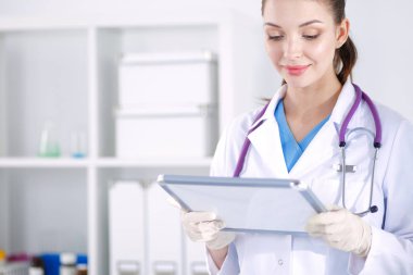 Klasör Hastanesi'nde ayakta doktor kadın. Kadın doktor