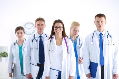 Grup gülümseyen hastane iş arkadaşlarınızla birlikte ayakta başkanı portresi. Doktorlar