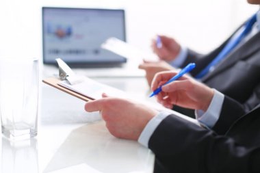 Office masada oturan iş adamları. İş adamları