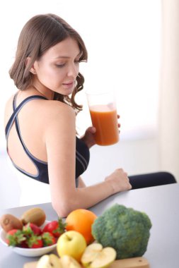 Resepsiyon ile meyve ve meyve suyu ile gözlük mutfakta oturan kız.