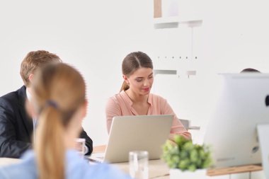 İş adamları iş toplantısında oturup tartışıyor..