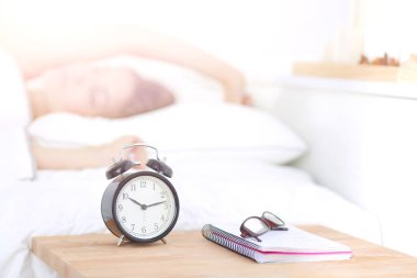 Genç bir kadın sabah alarmını erteliyor..