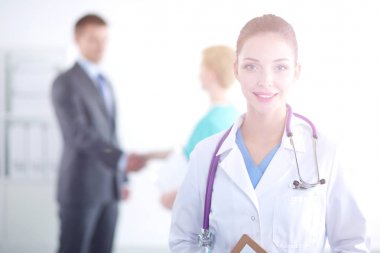 Klasör Hastanesi'nde ayakta doktor kadın. Kadın doktor