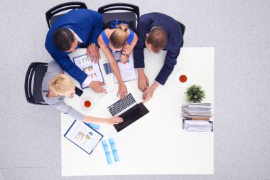 İş adamları iş toplantısında oturup tartışıyor.