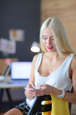 Kadın tasarımcı ofis cep telefonu kullanma