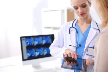 Doktor ve hasta masada otururken bir şey tartışıyorlar. Tıp ve sağlık hizmetleri kavramı. Doktor ve hasta.