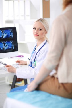 Doktor ve hasta masada otururken bir şey tartışıyorlar. Tıp ve sağlık hizmetleri kavramı. Doktor ve hasta.