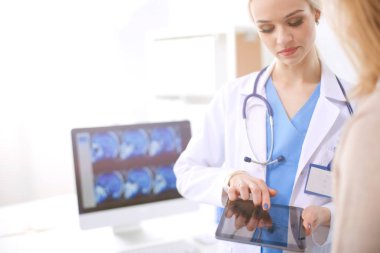 Doktor ve hasta masada otururken bir şey tartışıyorlar. Tıp ve sağlık hizmetleri kavramı. Doktor ve hasta.