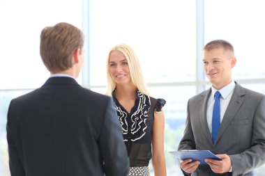 İş kadını ofiste tokalaşıyor